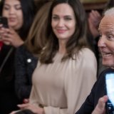 Angelina Jolie, ici à côté de Joe Biden, est de toutes les causes. Une fois pour les femmes victimes de violences domestiques, et une autre pour les Ukrainioens en tant que représentante du HCR.